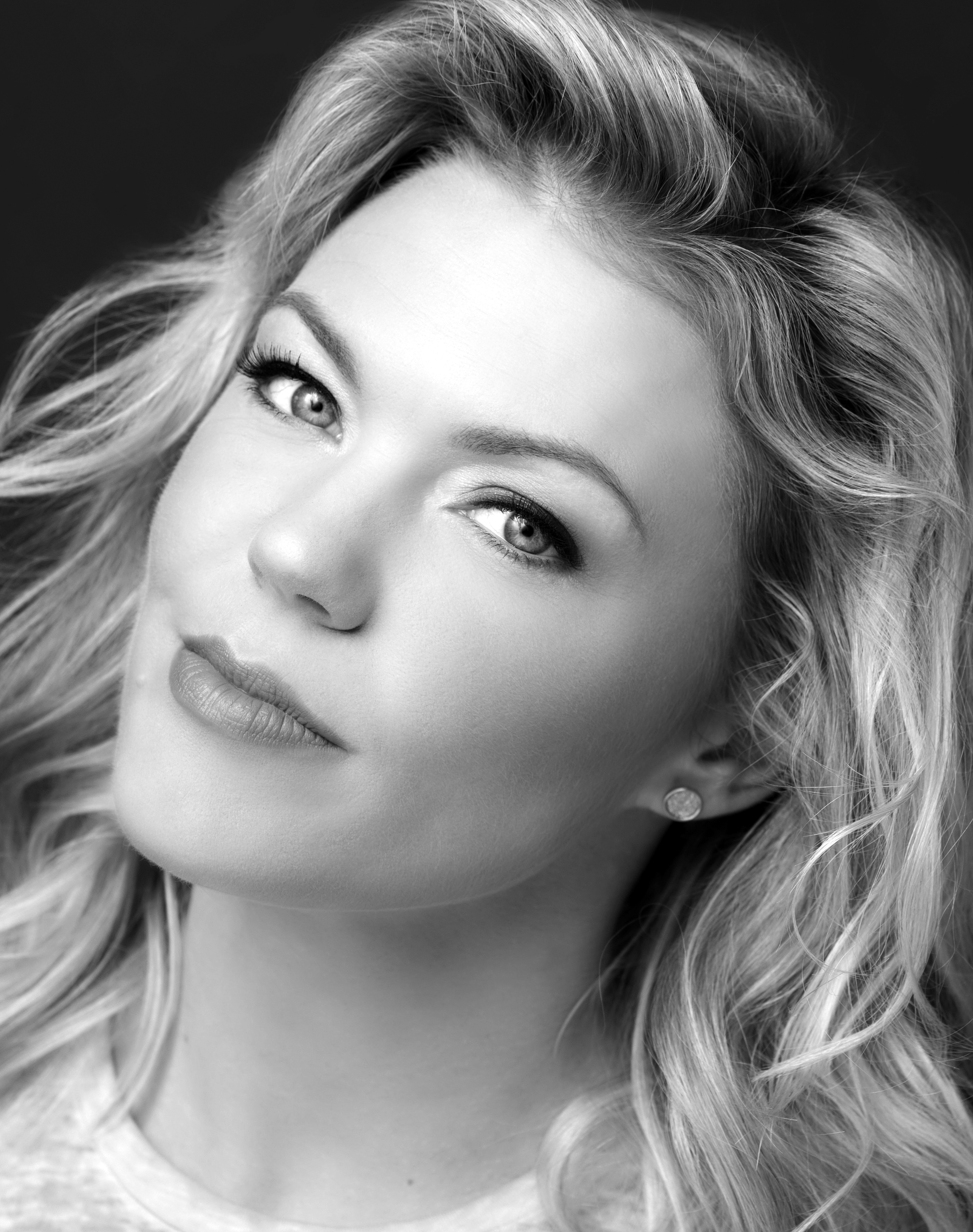 Picture of Robyn Hurder